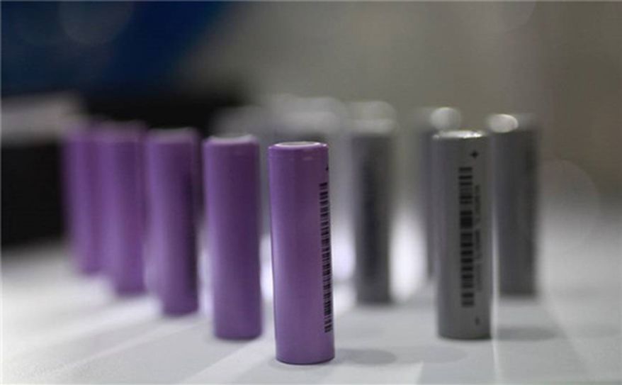 A Comparison of NMC/NCA Lithium ion Battery and LFP Battery